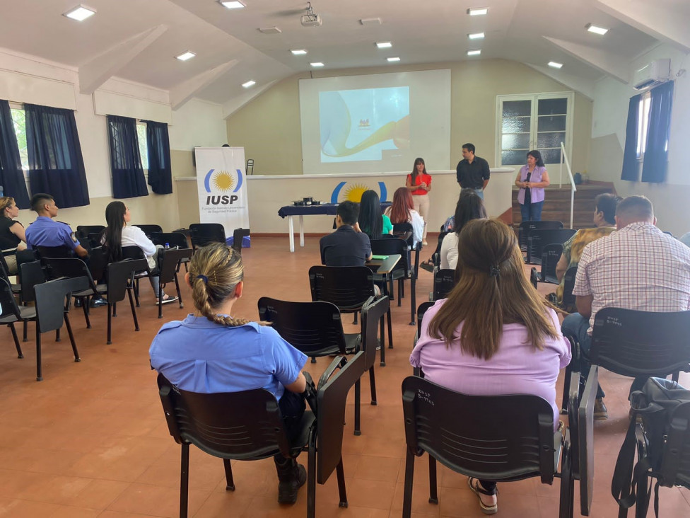 imagen Se realizó el Acto de cierre y entrega de Diplomas de los Cursos de "Primer Interventor en Trata de Personas" y "Portugués Turístico"