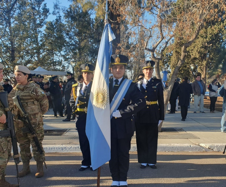imagen 3 Alumnos de la Delegación Zona Sur realizaron el juramento a la bandera en el acto homenaje al Gral. Manuel Belgrano