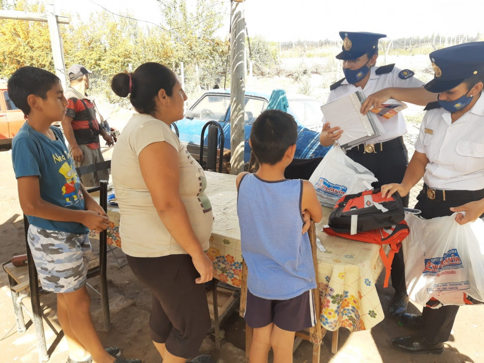 imagen Delegación Zona Este realizó donación de útiles escolares a familia afectada por un incendio