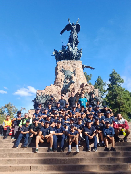 imagen 4 Alumnos de primer año de Tecnicatura de la Sede Central del IUSP realizaron recorrido al Cerro de la Gloria
