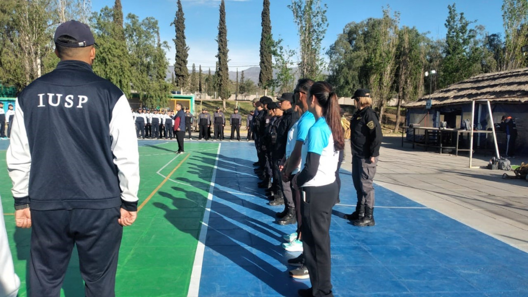 imagen 4 Encuentro de Camaradería de los 2dos años del IUSP de toda la Provincia en el predio deportivo de la UNCuyo