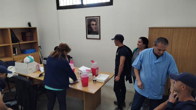imagen El Vacunatorio Central de San Martín realizó una cobertura total de vacuna antigripal al personal del IUSP Delegación zona Este