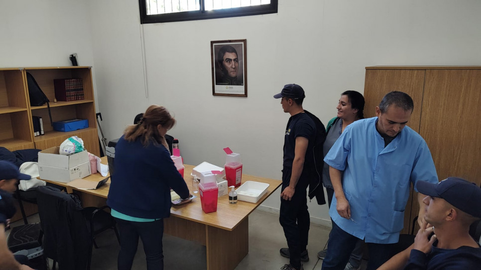 imagen El Vacunatorio Central de San Martín realizó una cobertura total de vacuna antigripal al personal del IUSP Delegación zona Este