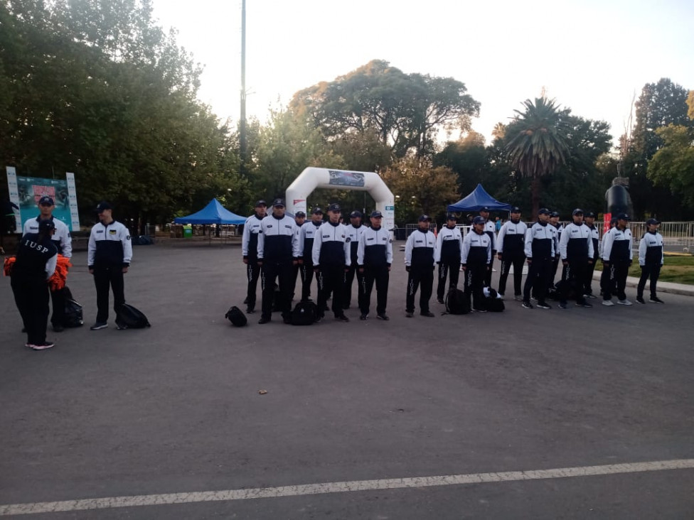 imagen Cadetes del IUSP realizan sus prácticas profesionalizantes en la final del campeonato nacional de Triatlón del Lago en Mendoza