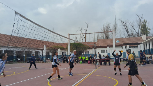 imagen Deporte, salud e integración en el Torneo mixto de Vóley organizado por el IUSP