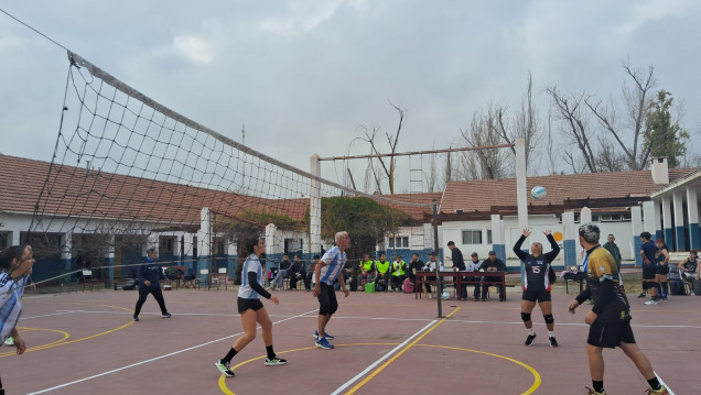 imagen Deporte, salud e integración en el Torneo mixto de Vóley organizado por el IUSP