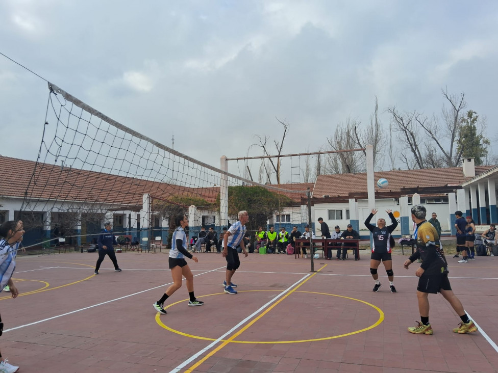 imagen Deporte, salud e integración en el Torneo mixto de Vóley organizado por el IUSP