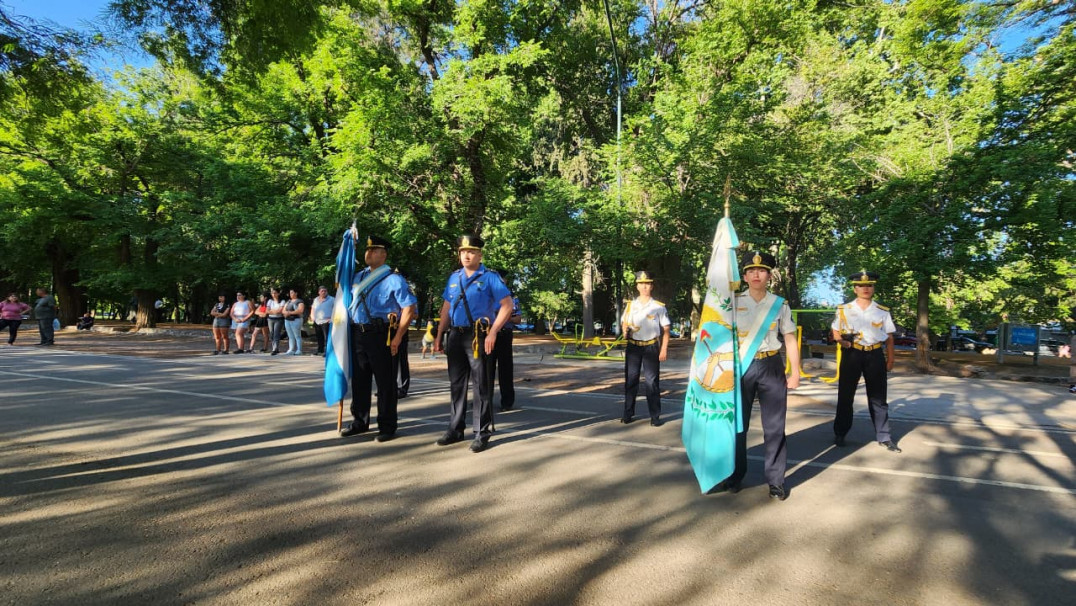imagen Cadetes desfilaron en el acto central del aniversario 215° de la creación de la Policía de Mendoza