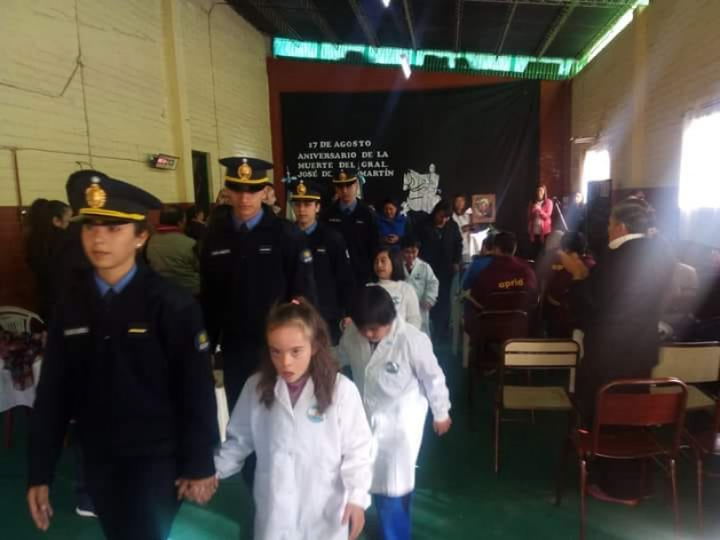 imagen Cadetes del IUSP Delegación Zona Sur acompañaron a escolares en el Juramento a la Bandera