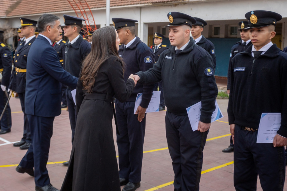 imagen 19 Acto de egreso del curso de Auxiliares Sede Central