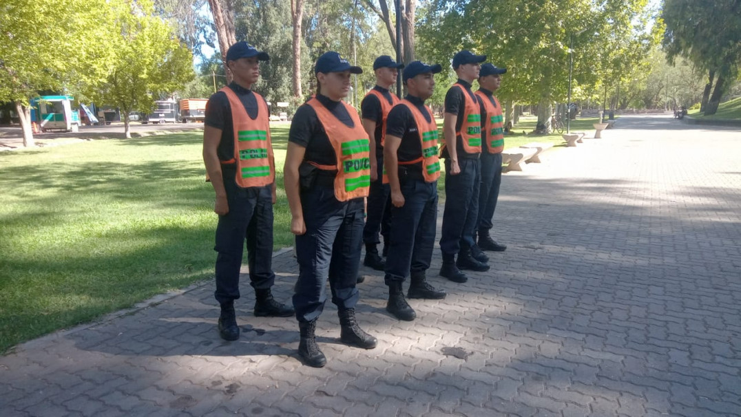 imagen 4 Cadetes del Curso de FPB 203 y de Tecnicatura en Seguridad Pública colaboraron en la Vendimia Departamental de San Rafael