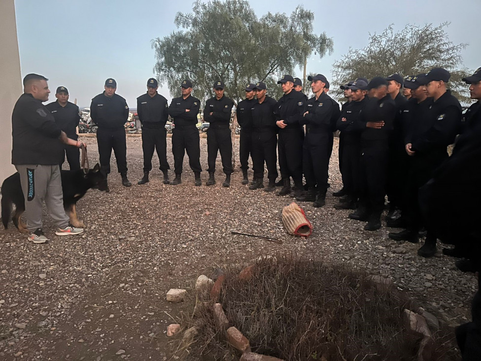 imagen Personal de Canes de la Unidad de Cuerpos Especiales Valle de Uco, capacitaron a los cadetes de la FPB N° 206