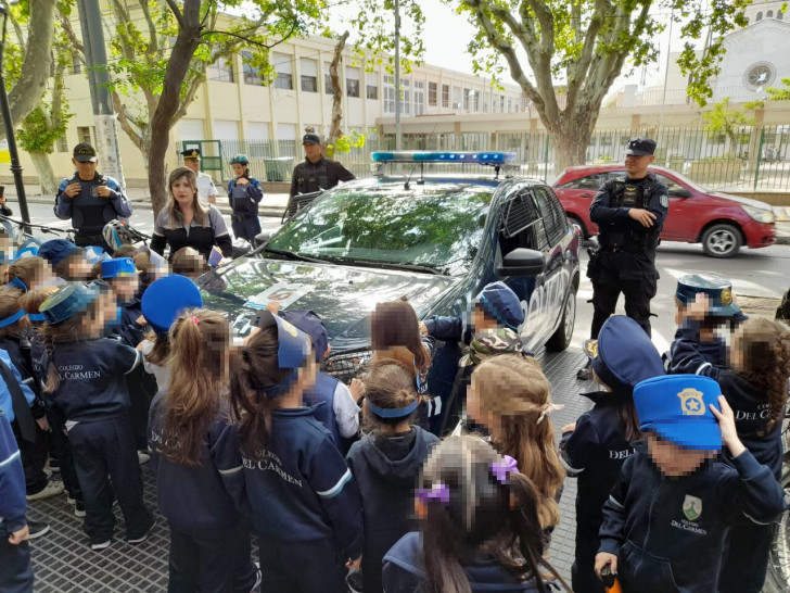 imagen El IUSP recibió una invitación del Colegio "Del  Carmen", para compartir con sus alumnos la tarea que realiza la Policía de Mendoza