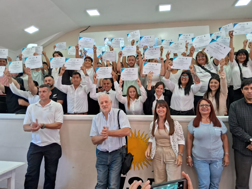 imagen Más de 300 alumnos recibieron su diploma de finalización del Curso de Vigiladores en el Instituto Universitario de Seguridad Pública.