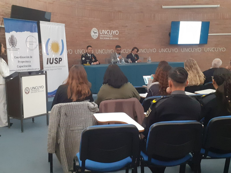 imagen El IUSP presente en cierre del curso "Aspectos esenciales para el abordaje de la problemática suicida en las Fuerzas de Seguridad"