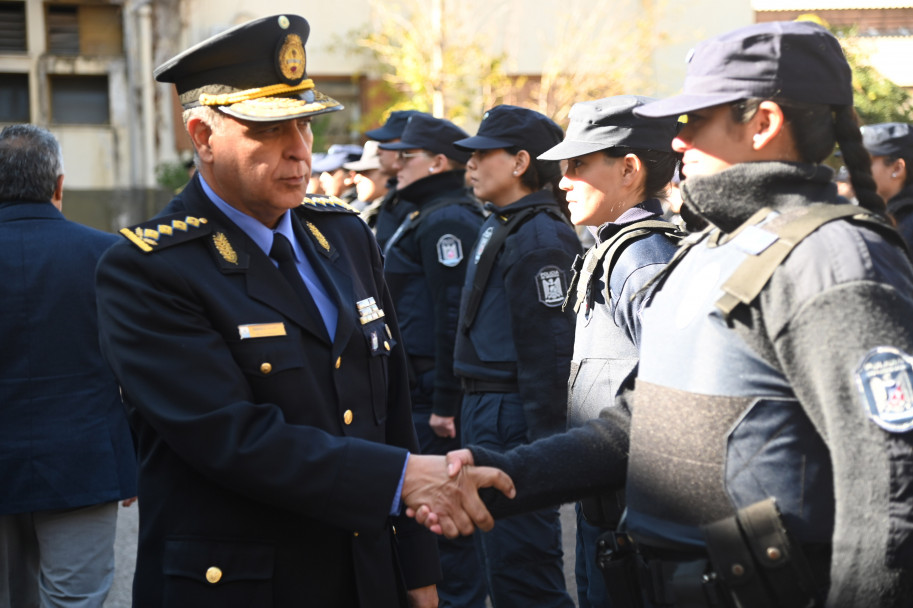 imagen 7  Cornejo y Rus pusieron en funciones a 180 policías que se suman a la fuerza de seguridad  