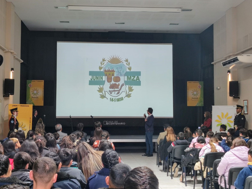 imagen 4 En la conmemoración del Bicentenario de la Batalla de Junín, alumnos de Tecnicatura de la Delegación Zona Este se hicieron presentes