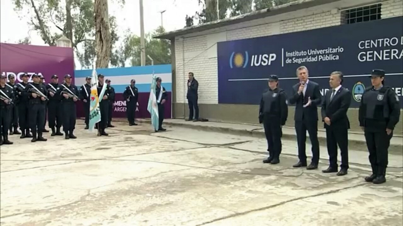 imagen El presidente Macri visitó el Centro de Entrenamiento Policial del IUSP