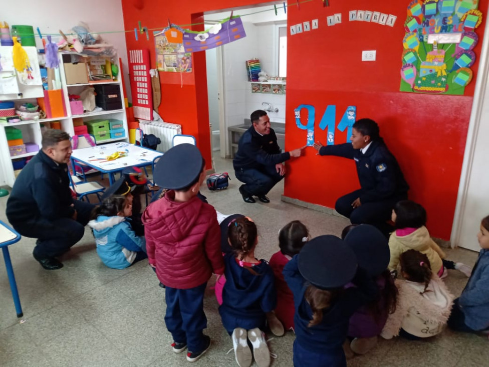 imagen En el marco de Prácticas Profesionales alumnos de Tecnicatura de la Sede Central visitaron el Jardín 0-131 de Maipú