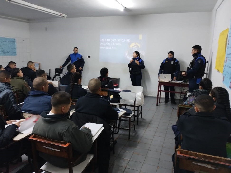 imagen La FPB para Auxiliar N° 203 de la Delegación Zona Sur recibió una charla del personal de U.C.A.R. San Rafael