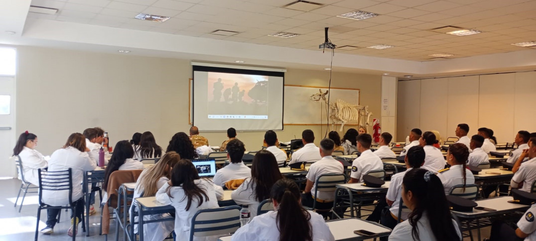 imagen 8 Se realizó un Conversatorio en Ciencias Agrarias: La relación laboral entre el Bromatólogo y el Policía