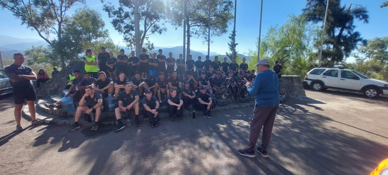 imagen Como parte del proyecto de Running y Montaña alumnos de Tecnicatura Sede Central realizaron recorrido al Cerro de la Gloria