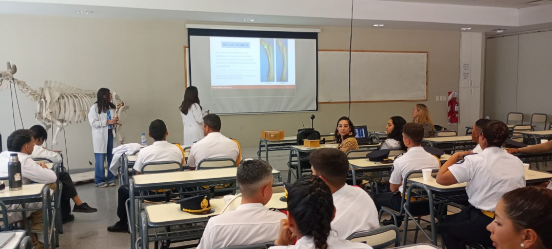 imagen 6 Se realizó un Conversatorio en Ciencias Agrarias: La relación laboral entre el Bromatólogo y el Policía