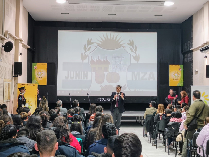 imagen 5 En la conmemoración del Bicentenario de la Batalla de Junín, alumnos de Tecnicatura de la Delegación Zona Este se hicieron presentes