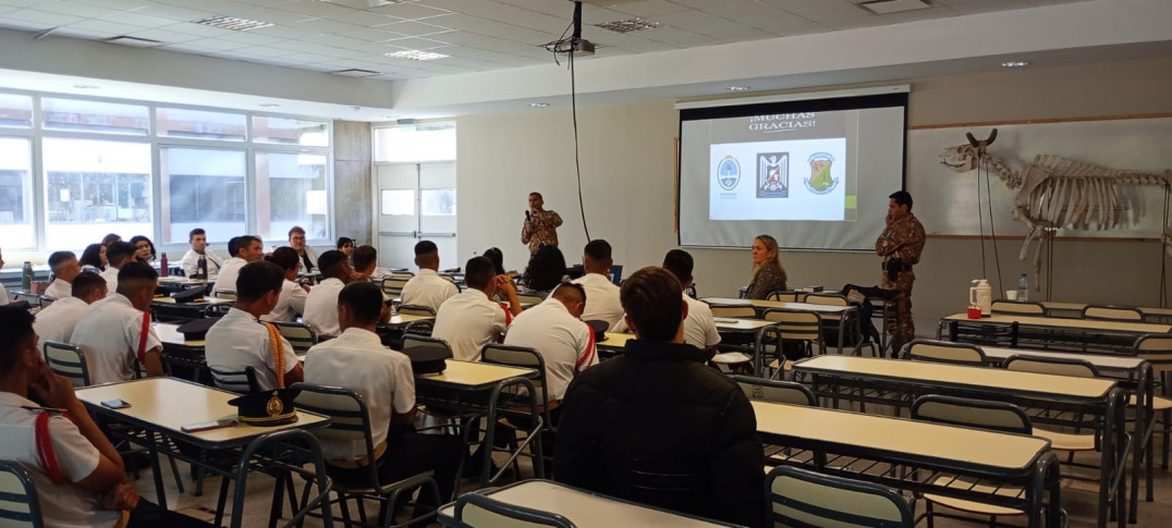 imagen 5 Se realizó un Conversatorio en Ciencias Agrarias: La relación laboral entre el Bromatólogo y el Policía