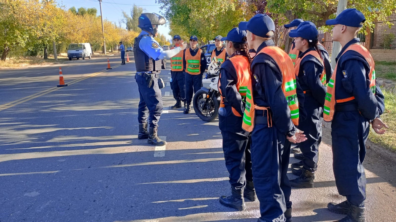 imagen El Curso de FPB N° 203 de la Delegación Zona Sur recibió instrucción del Jefe de la Vial Operativa de San Rafael