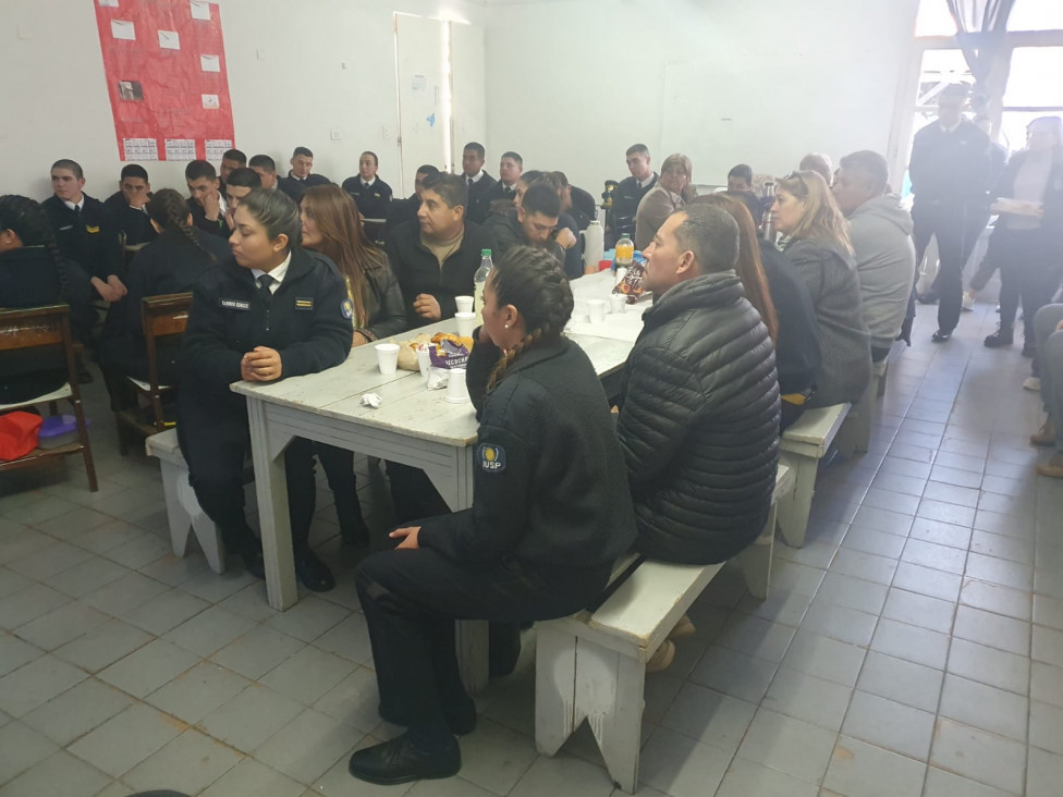 imagen Se realizó un encuentro de articulación con estudiantes de 2° año y su familia en la Delegación Zona Sur para la materia "Prácticas Profesionales II"