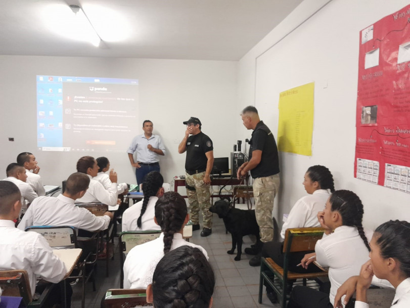 imagen 1 Alumnos de Tecnicatura de la Delegación Zona Sur recibieron instrucción de parte del personal de Lucha contra el Narcotráfico de San Rafael