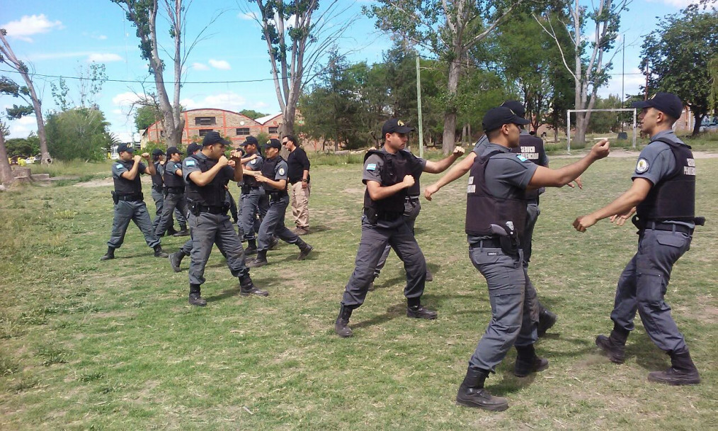 imagen Práctica de defensa personal dirigida a Tecnicatura en Seguridad Penitenciaria Zona Sur