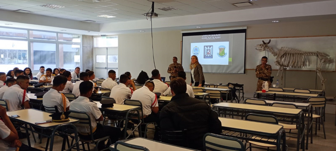 imagen 10 Se realizó un Conversatorio en Ciencias Agrarias: La relación laboral entre el Bromatólogo y el Policía