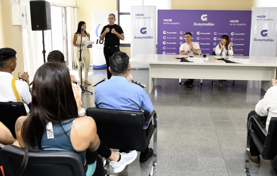 imagen 4 El IUSP presentó en Guaymallén las remeras de la Media Maratón