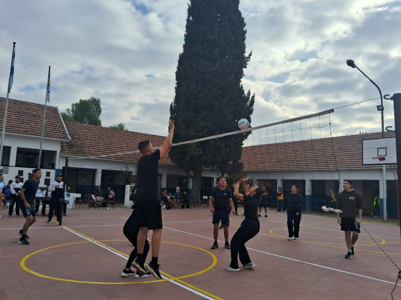 imagen 5 Deporte, salud e integración en el Torneo mixto de Vóley organizado por el IUSP