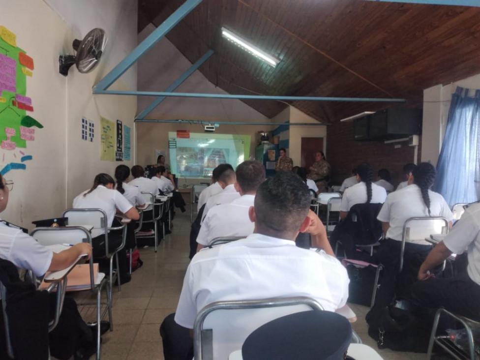 imagen Alumnos de Tecnicatura recibieron una charla sobre el "Proceder Policial de la Policía Rural"