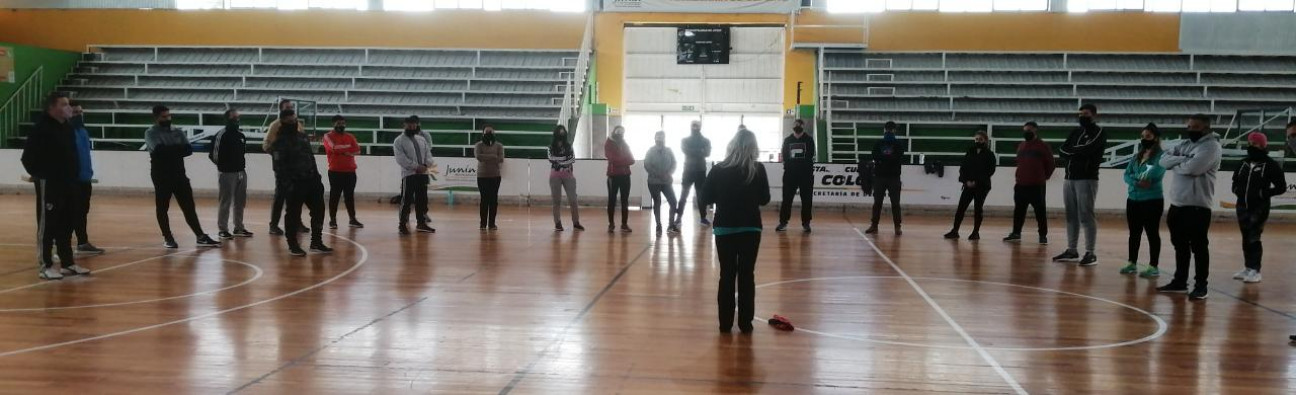 imagen Con el objeto de afianzar vínculos y fomentar valores, alumnos de la Licenciatura Zona Este realizaron una clase de yoga