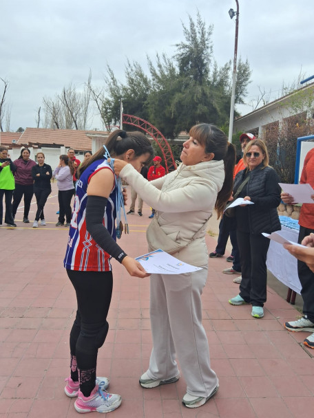 imagen 2 Deporte, salud e integración en el Torneo mixto de Vóley organizado por el IUSP