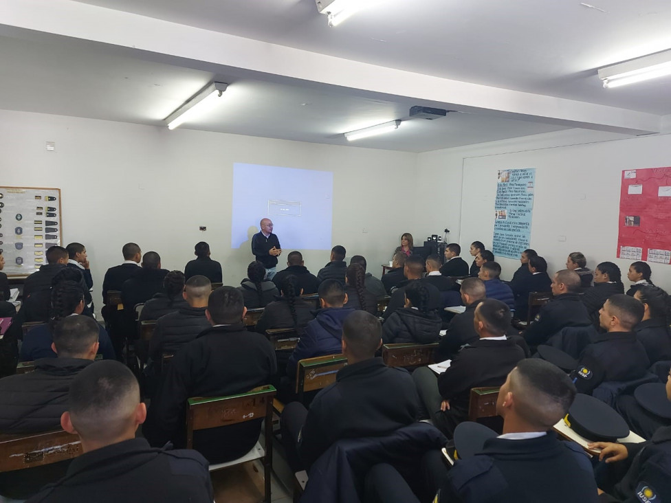 imagen Estudiantes de Tecnicatura y FPB de la Delegación Zona Sur recibieron charla para la materia Organización de la Seguridad Pública