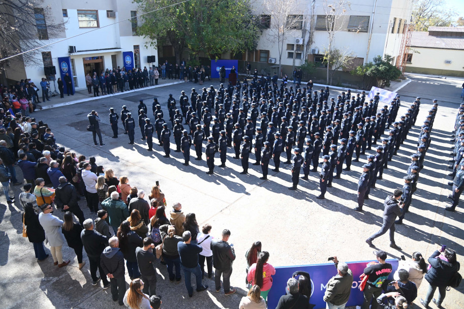 imagen 1 Cornejo y Rus pusieron en funciones a 180 policías que se suman a la fuerza de seguridad