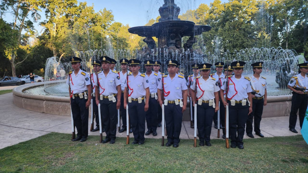 imagen Cadetes desfilaron en el acto central del aniversario 215° de la creación de la Policía de Mendoza