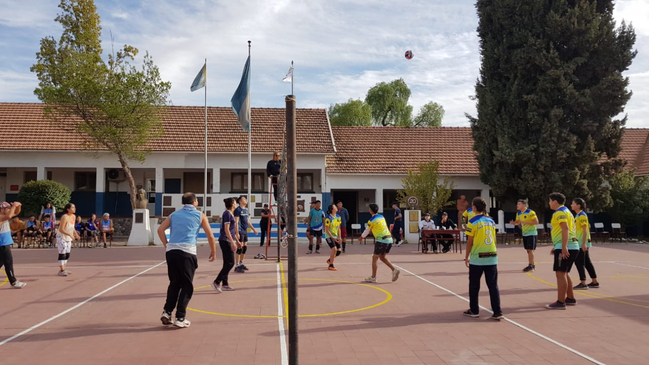 imagen Con una gran participación culminó el Torneo de Voley Recreativo Mixto en el IUSP