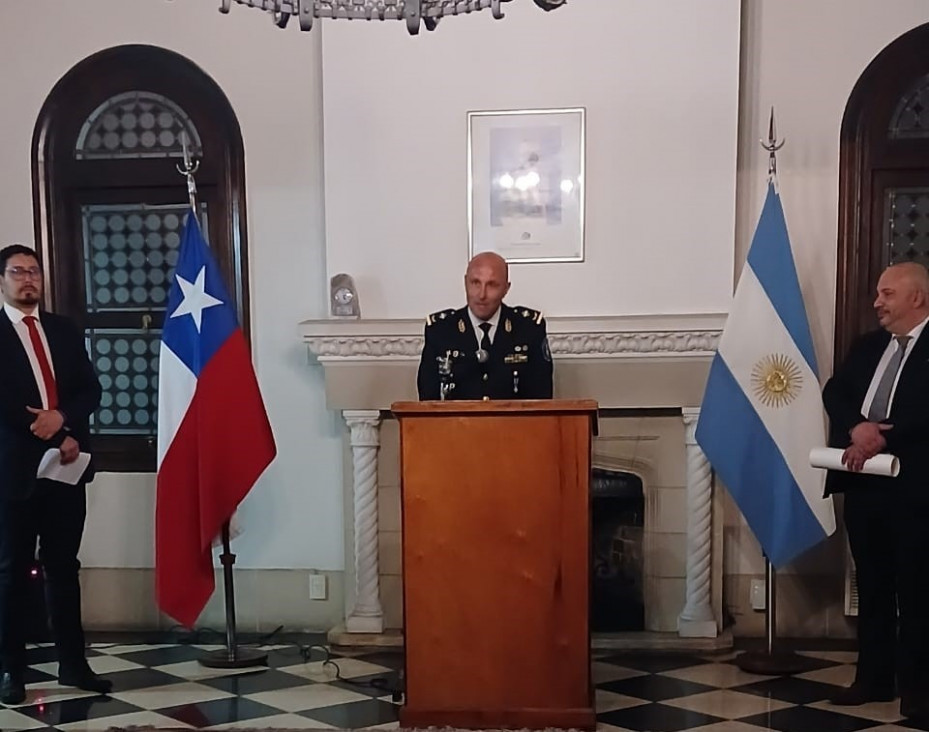 imagen El Crio. Insp. Lic. Mario Riili recibió la condecoración de la Orden de Bernardo O"Higgins en el grado de Caballero