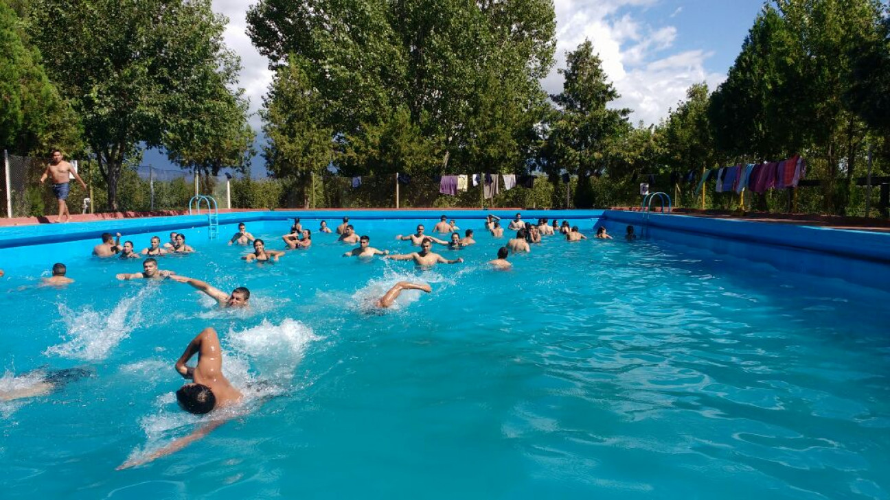 imagen Actividad de natación del Curso de Auxiliares No. 160 