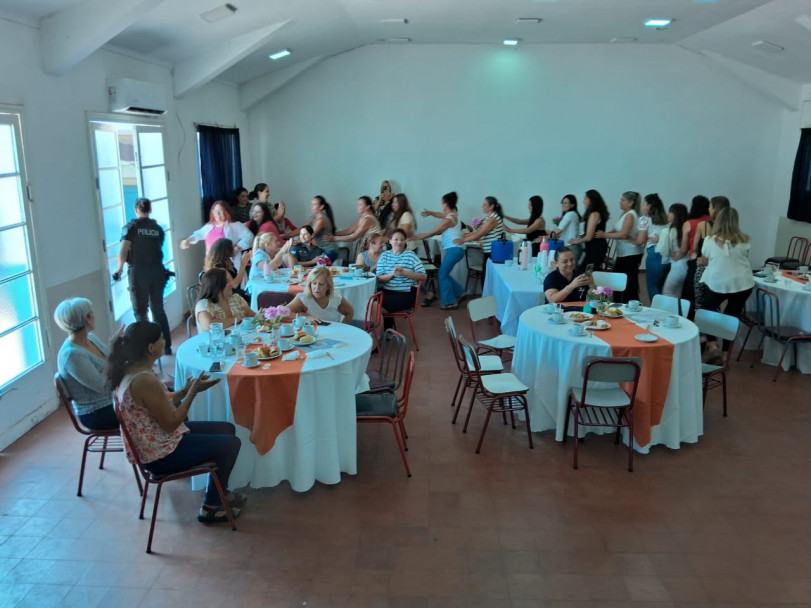 imagen 4 Se conmemoró el día internacional de la mujer en el IUSP agasajando al personal femenino