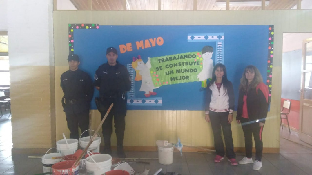 imagen Auxiliares de Delegación Valle de Uco pintaron la escuela 1-605 "Matias Zapiola"