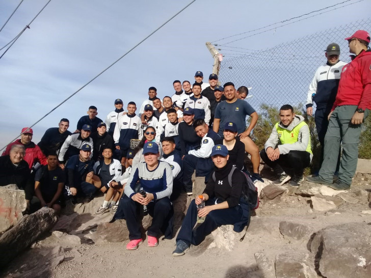 imagen El "Proyecto de running montaña" cerró el cuatrimestre con ascenso al Cerro Arco, con los alumnos de 2° año de Tecnicatura de la Sede Central