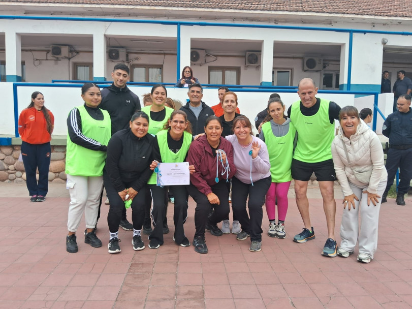 imagen 7 Deporte, salud e integración en el Torneo mixto de Vóley organizado por el IUSP