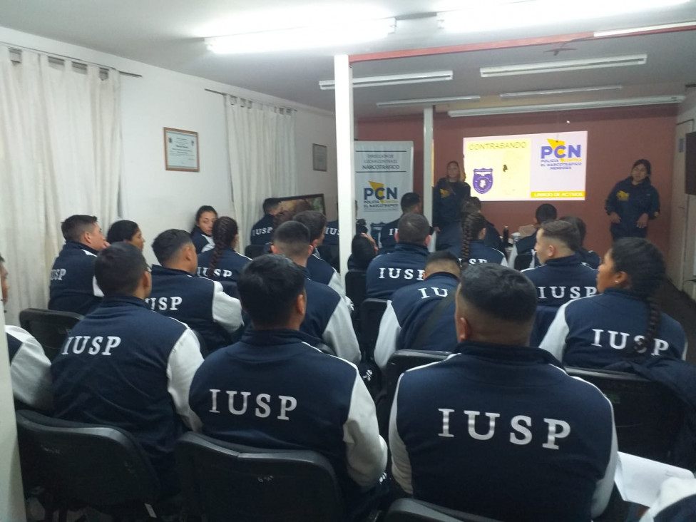 imagen Estudiantes de 2do año de la Tecnicatura asistieron a la Jefatura de Lucha contra el Narcotráfico, donde recibieron distintos talleres y charlas instructivas